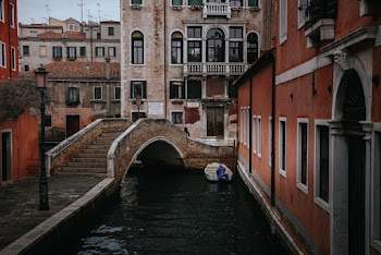 Photo Canal Under Bridge