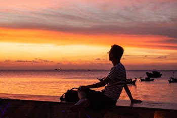 Photo Man Sitting On Sea Side