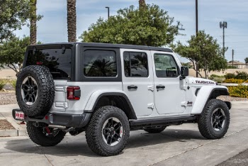 Photo of a Parked White Jeep Wrangler Rubicon 