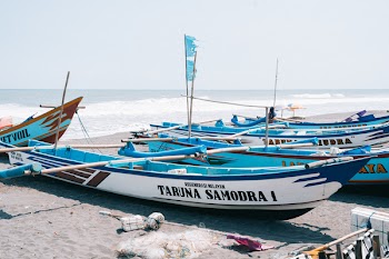 Photo of Boats Near Seashore