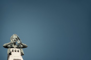 Photo of Gray Howling Woman Statue