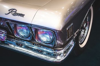 photo of gray vehicle headlight