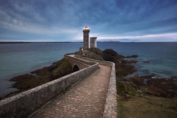 photo of lighthouse under blue sky