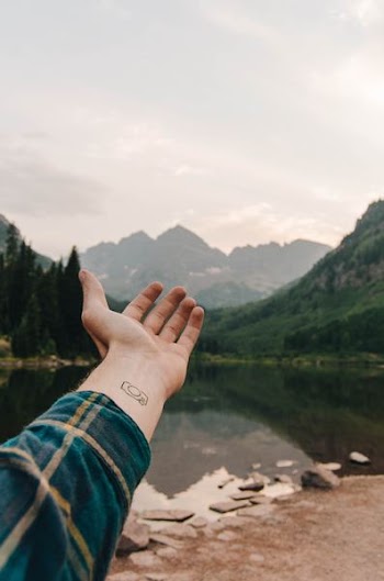 photo of person's left hand