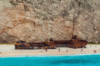 Photo of vintage boat on seashore