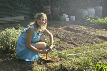 Photo Woman Holding Green Garden Hose