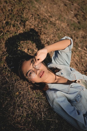 Photo Woman Lying On Grass