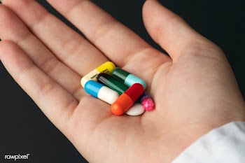 Pills for viral disease in a hand | Free  photo - 2292684