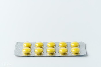 Pills for viral disease on a white background | Free  photo - 2298378