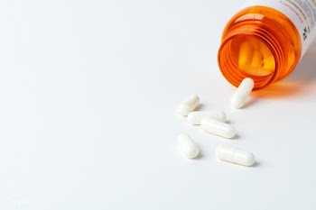 Pills for viral disease spilled from a bottle | Free  photo - 2291423