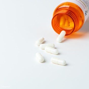 Pills for viral disease spilled from a bottle | Free  photo - 2313078