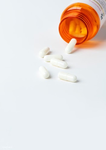 Pills for viral disease spilled from a bottle | Free  photo - 2313079