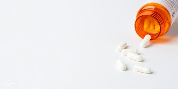 Pills for viral disease spilled from a bottle | Free  photo - 2313082