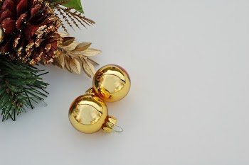 Pinecone_and_Christmas_Ornaments.jpg