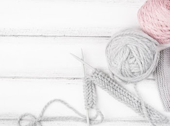 Pink and gray yarn on wood background Free Photo