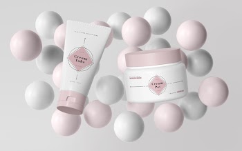 Pink packaging of cosmetic products Free Psd