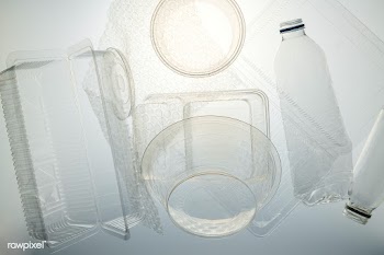 Plastic containers cleaned before recycling  | Free  photo - 2318196