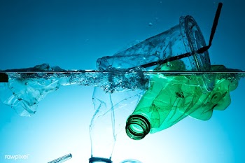 Plastic waste polluting the ocean | Free  photo - 2317572