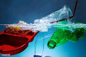 Plastic waste polluting the ocean | Free  photo - 2318934