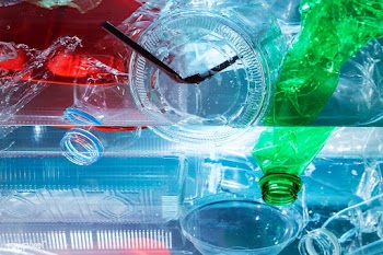 Plastic waste polluting the ocean | Free  photo - 2318940