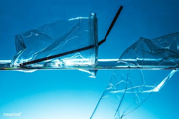 Plastic waste polluting the ocean | Free  photo - 2318943
