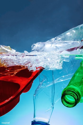 Plastic waste polluting the ocean | Free  photo - 2328209