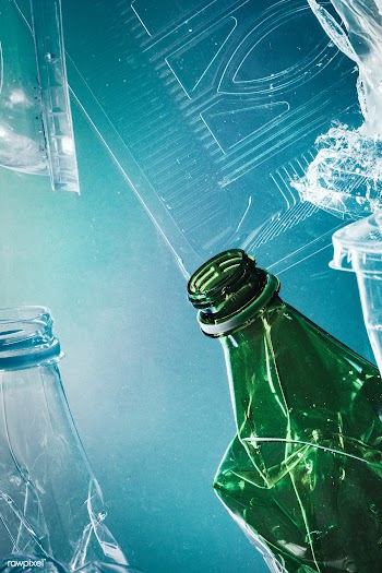 Plastic waste polluting the ocean | Free  photo - 2328211