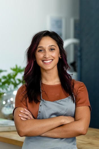 POC business owner in her hair salon | Free stock photo | High Resolution image