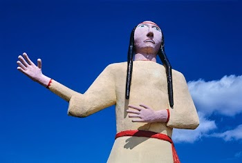 Pocahontas statue at souvenir stand, detail… | Free public domain photo