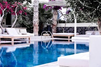 pool surrounded of chairs