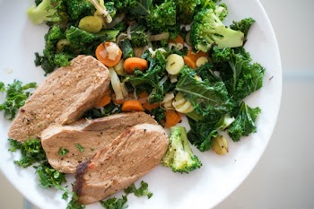 Pork meat with green vegetables 