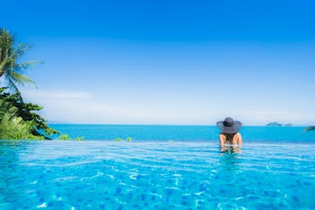 Portrait beautiful young asian woman relax in luxury outdoor swimming pool in hotel resort nearly beach sea ocean Free Photo