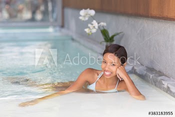 Portrait beautiful young woman relaxing in spa swimming pool