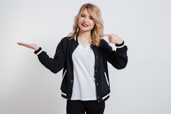 Portrait of a cheerful young woman holding copyspace on the palm Free Photo