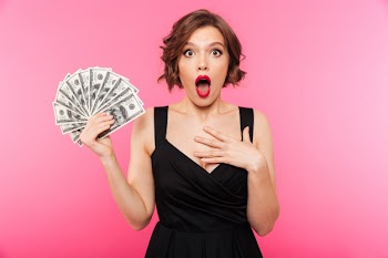 Portrait of a shocked girl dressed in black dress Free Photo
