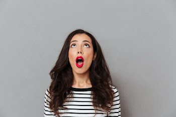 Portrait of a shocked girl looking Free Photo