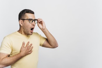 Portrait of a shocked man with copy space Free Photo