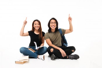 Portrait of a smiling cheerful asian students couple Free Photo
