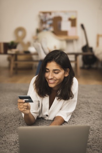 Portrait of a woman holding a card Free Photo