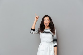 Portrait of an astonished woman pointing finger Free Photo
