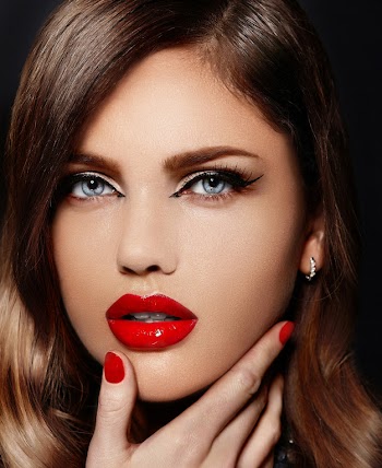 Portrait of beautiful sexy stylish caucasian young woman model with red natural lips Free Photo