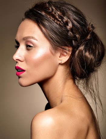 Portrait of beautiful woman model with fresh daily makeup and red lips Free Photo