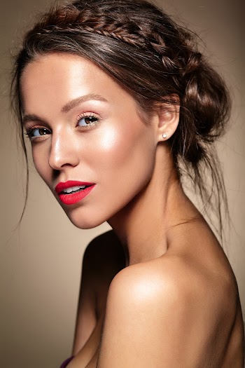 Portrait of beautiful woman model with fresh daily makeup and red lips Free Photo