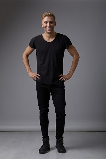 Portrait smiling man holding hands on hips Free Photo
