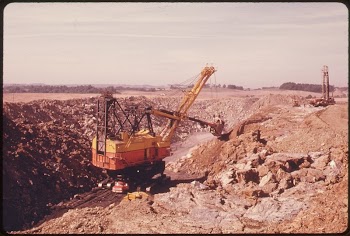Power Shovels Digs for the Solid | Free Photo - rawpixel