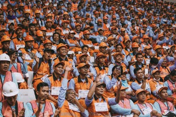 PPSU (Petugas Prasarana dan Sarana Umum) workers from all around Jakarta was having a good time singing with the Minister of Public Works and Housing, Mr. Basuki Hadimuljono. March 12, 2019 - Istora Senayan, Jakarta Selatan.