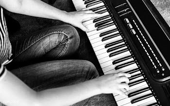 Practicing eletronic keyboard on the floor | Free stock photo - 392069