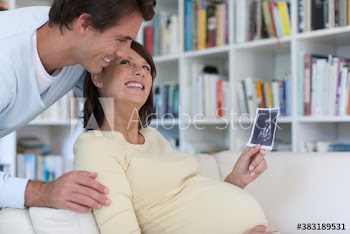 Pregnant couple looking at ultrasound