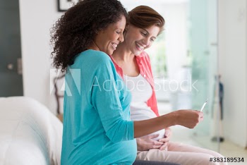 Pregnant women looking at ultrasound