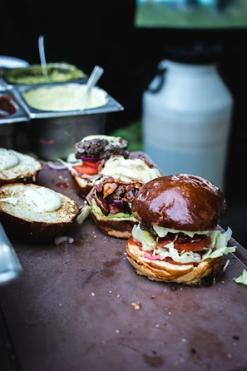 Preparing burger 